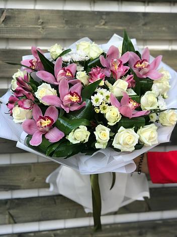 Букет цветов из: Розы и Хризантемы в Адамий