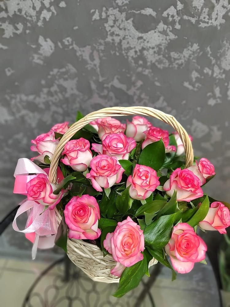 Цветочная композиция из Розы в корзине в Адамий