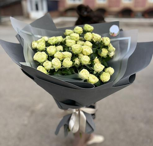 Букет Белые кустовые розы Солинеро в Адамий
