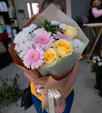 Букет цветов из:  Герберы, Розы и Хризантемы в Адамий