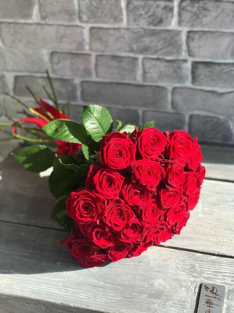 Букет Красные розы Фридом в Адамий