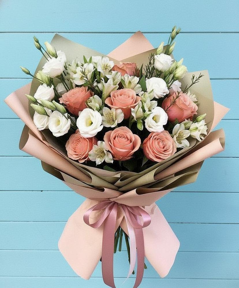 Букет цветов из: Розы, Альстромерии и Лизиантусы в Адамий