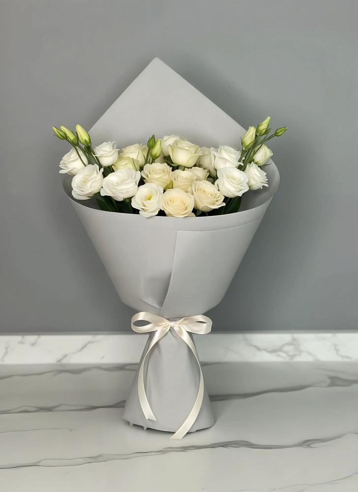 Букет цветов из: Розы и Лизиантусы в Адамий