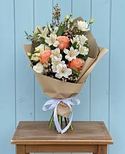 Букет яркий комплимент в Адамий Букет цветов из: Альстромерии, Лизиантусы, Розы и Хризантемы в Адамий