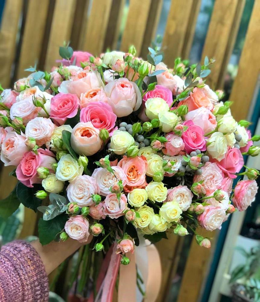 Букет цветов из: Розы в Адамий