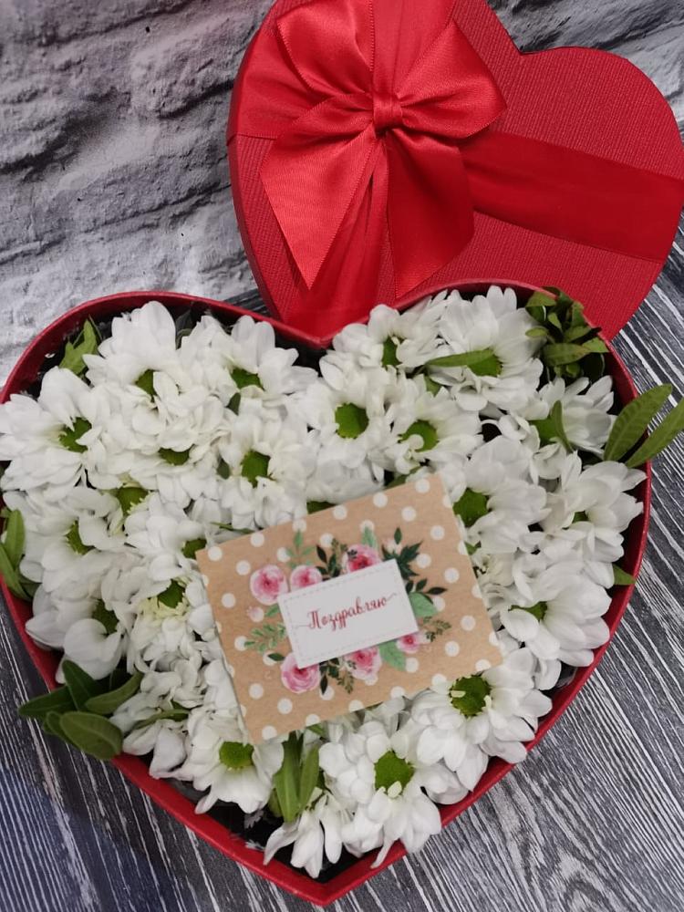 Цветочная композиция из Хризантемы в виде сердца в Адамий