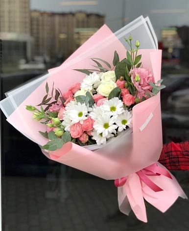 Букет цветов из: Розы, Лизиантусы и Хризантемы в Адамий