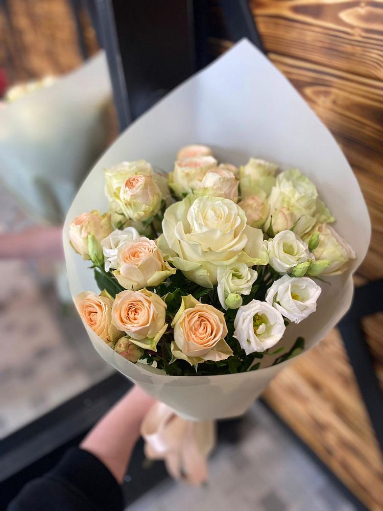 Букет цветов из: Розы и Лизиантусы в Адамий